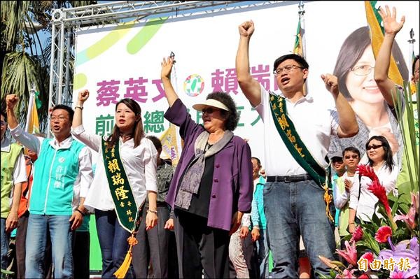 陳菊拚選舉跑攤趕場，昨高喊「九席全上」，並大力推薦子弟兵賴瑞隆。（記者洪臣宏攝）