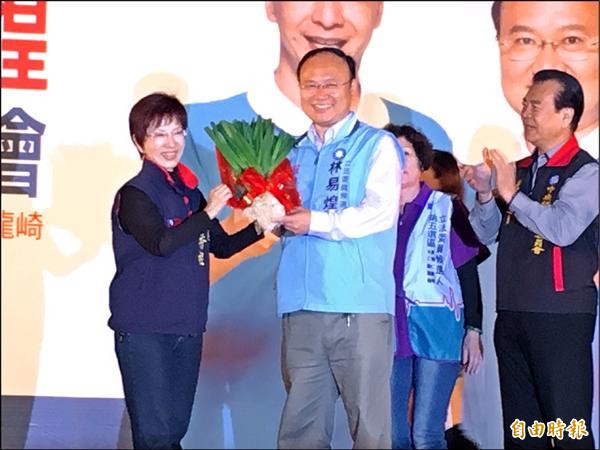 洪秀柱（左）為國民黨立委候選人林易煌站台、拉抬聲勢。（記者林孟婷攝）