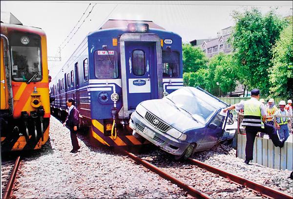 越勞貪吹冷氣誤觸排檔造成貨車卡鐵軌，火車急煞不及撞貨車，肇事越勞獲緩起訴處分。（記者黃良傑翻攝）