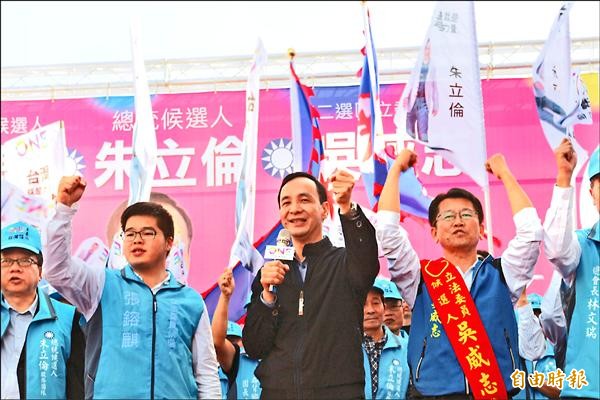 總統選候人朱立倫（右二），立委候選人張鎔麒（左二）、吳威志（右一），高喊「凍蒜」。（記者詹士弘攝）