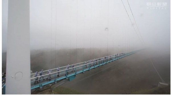 全日本最長「三島大吊橋」在今日正式啟用 。（圖擷取自朝日新聞）