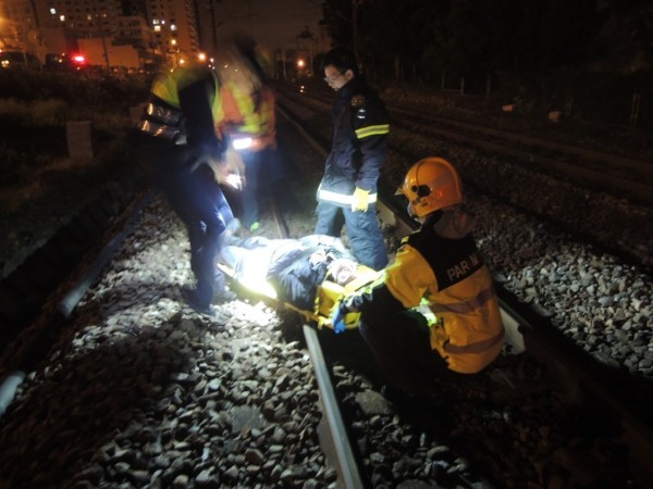 台鐵平鎮段火車撞行人，傷者意識不清緊急送醫救治。（記者李容萍翻攝）