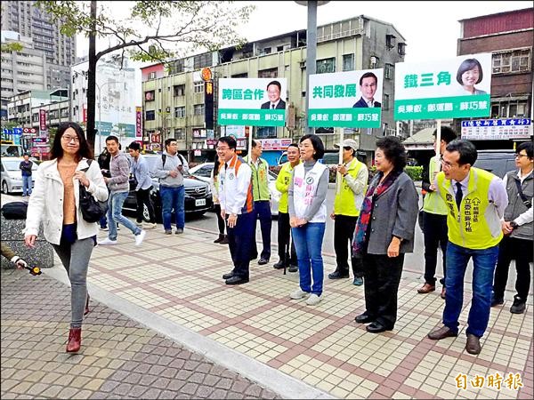 蔡英文全國競選總部主委、高雄市長陳菊在捷運迴龍站外向市民問早。（記者李雅雯攝）