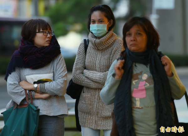 強烈大陸冷氣團來襲，民眾注意保暖。（資料照，記者張嘉明攝）