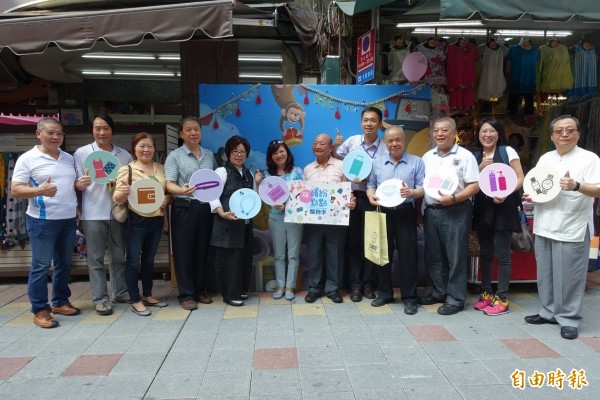 華陰商圈正邁向潮流轉型，為提供更舒適的步行環境，台北市華陰街單號側（長安西路40巷-華陰街31號）等3條路段，30日實施「機車退出騎樓、人行道」措施，長度約0.13公里，15日起將陸續透過網站、里辦公處及區公所進行宣導。圖為地方人士出面樂見配合。（資料照，記者蕭婷方攝）