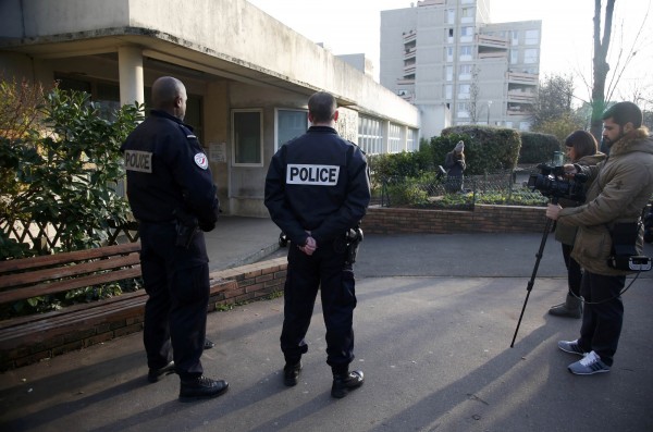 法國巴黎北郊一所公立幼兒園，昨日早晨傳出有男教師被喊著「伊斯蘭國」的男子刺傷，但現在卻傳出遭恐怖份子攻擊是這位男老師自己編造的故事。（路透）