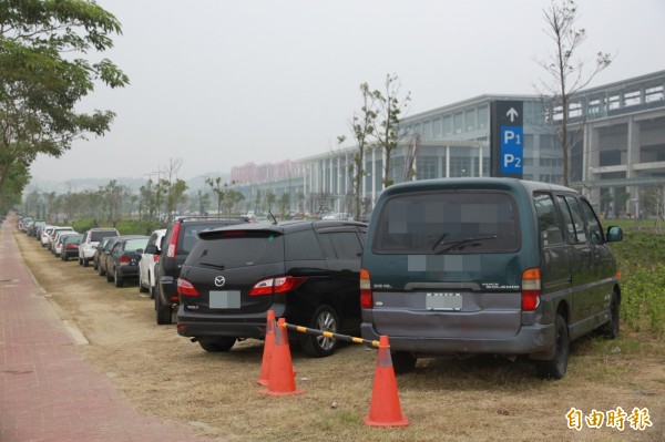 在高鐵苗栗站區周遭草皮，儘管站區仍有許多停車位，但民眾違規停車的情況相當嚴重。（記者鄭鴻達攝）