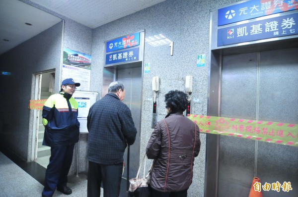 警方獲報在一樓電梯及樓梯間拉起封鎖線，並進行採證。（記者李忠憲攝）