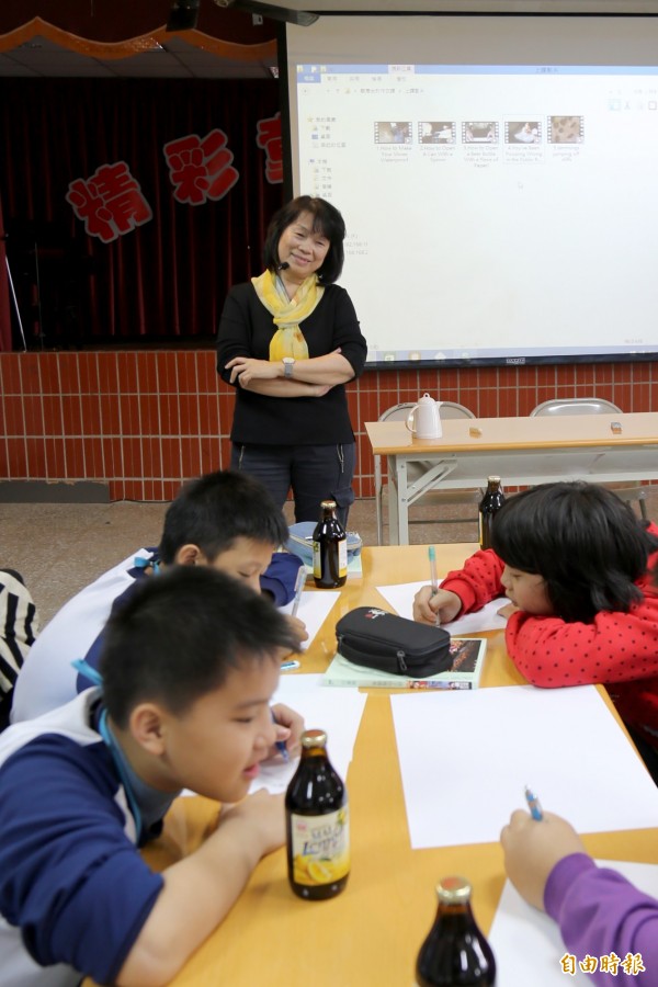 龍應台應邀南下屏東，到潮州鎮為四林國小、潮東國小、潮南國小等3校的6年級學生上作文課。（記者邱芷柔攝）