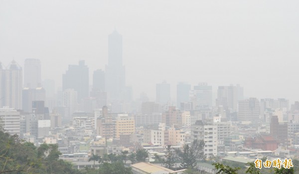 強烈大陸冷氣團昨天南下，夾帶中國髒空氣，讓全台籠罩在霾害中，空污指標紫爆，但明天白天開始，全台空氣品質將逐漸好轉。（記者黃志源攝）