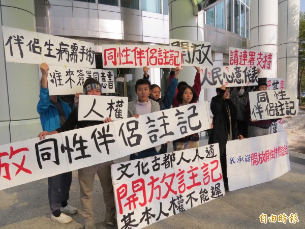 「能盛興工廠」多名年輕人赴南市議會尋求議員連署要求台南市開放同性伴侶註記。（記者蔡文居攝）