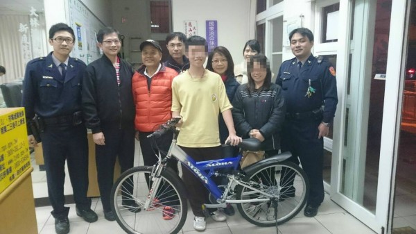 廖生收到警方、里長送的腳踏車，露出開心的笑容。（記者鄭淑婷翻攝）（記者鄭淑婷攝）