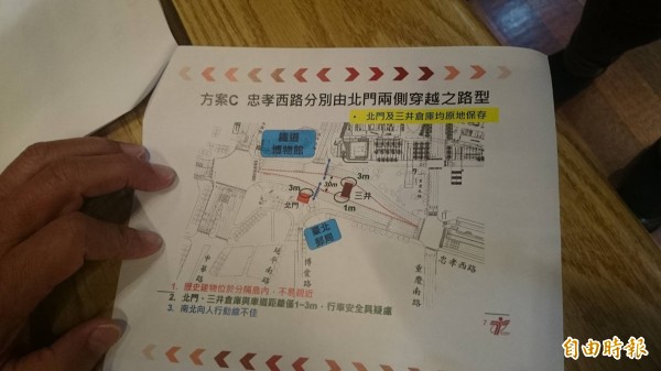 交通局現場公布之前規劃路型方案，其中也包含將三井倉庫及北門原地保留的方案，但必須從三井倉庫北方越過或把三井倉庫包圍成孤島，因此最後判斷將三井倉庫遷移的方案，才是適合當地交通的方案。（記者鍾泓良攝）