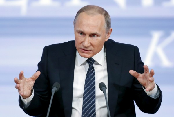 俄羅斯總統普廷今召開年度記者會，會中不僅有問必答，也強調俄羅斯已度過經濟危機的難關。（路透）