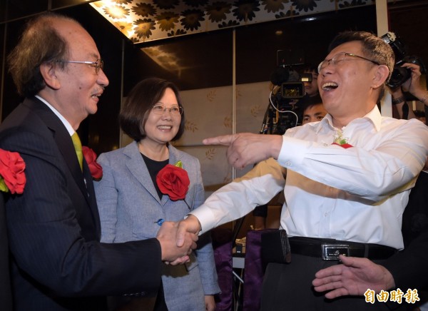 近來民進黨全力輔選新竹市立委候選人柯建銘（左），台北市長柯文哲（右）更是傾全力相助，要讓他的老朋友再進立法院。（資料照，記者王敏為攝）