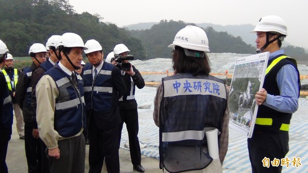 總統馬英九視察南港國家生技園區，發現工程延宕，一氣之下痛罵了10分鐘。（記者湯佳玲攝）