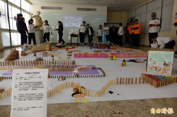 光華學子以五千片骨牌，為學校慶生。
（記者黃文鍠攝）