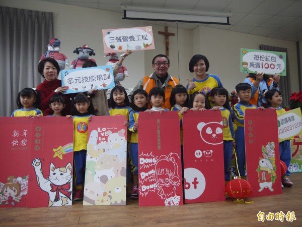 慈懷園義賣彩繪紅包，愛心列車開到宜蘭達文西幼兒園，一起為愛心義賣集氣。（記者簡惠茹攝）