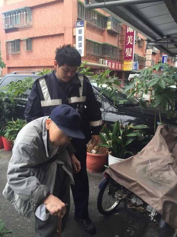 警方幫助迷路的笪翁平安返家。（記者黃捷翻攝）