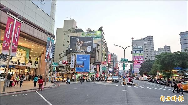 台南火車站前新光三越百貨中山路上的臨街地，為南市地價最貴區段。（記者洪瑞琴攝）