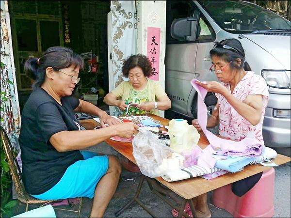 南區喜樹聚落的阿嬤們親手縫製文創包。（記者王俊忠翻攝）