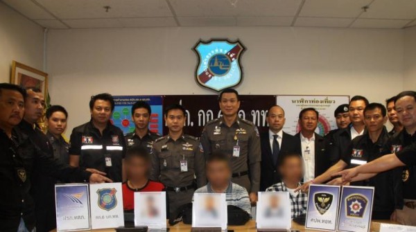 泰國警方16日逮捕3名中國扒手，3人被逮捕時堅決否認犯案，直到警方拿出監視器錄下的的影片才坦承犯案，更供稱專挑日本人下手。（圖取自thairath.co.th）