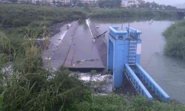 宜蘭河北津橋水閘門發現男浮屍。（記者游明金翻攝）