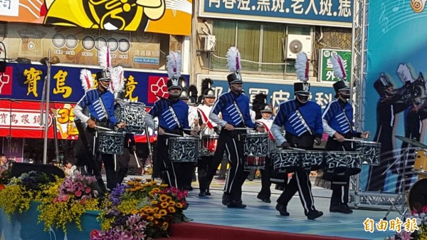 嘉義市國際管樂節踩街活動，由「美國藍魔鬼鼓號樂隊」擔任開幕演出。（記者丁偉杰攝）