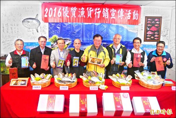 花蓮區漁會推出年節魚貨禮盒，今年更「凍漲」回饋消費者，釋出早鳥優惠。（記者王峻祺攝）