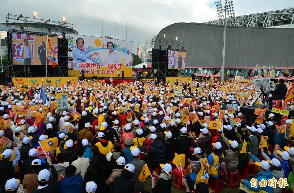 親民黨總統候選人宋楚瑜、副總統候選人徐欣瑩在台北舉行造勢大會，上萬名支持者到場一同造勢。（記者王藝菘攝）