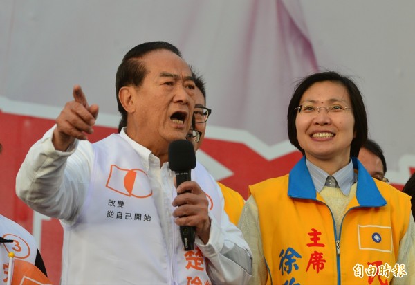 宋楚瑜指出，國民黨副總統候選人王如玄在當勞委會主委時控告勞工，和教育部長吳思華告學生，都是台灣奇蹟。（記者王藝菘攝）