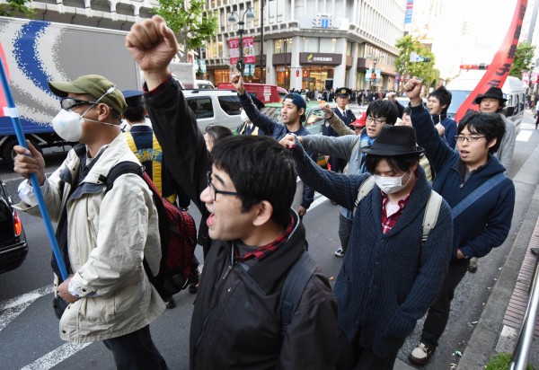 日本有一群「魯蛇」在今（19）日走上東京街頭抗議，表達對即將來臨耶誕節的不滿。（法新社）