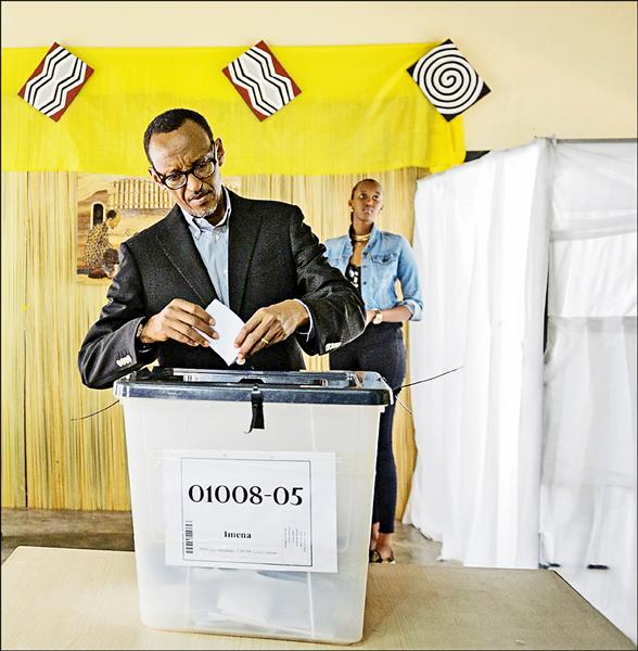 盧安達總統卡加米十八日偕同妻女前往首都基加利（Kigali）的投票所投票，他說，是盧安達人民希望延長他的任期。（路透）
