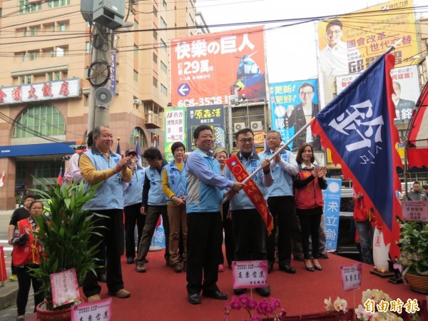 國民黨新竹市黨部送給立委候選人鄭正鈐一枝大戰旗，期許鄭正鈐奇開得勝。（記者洪美秀攝）