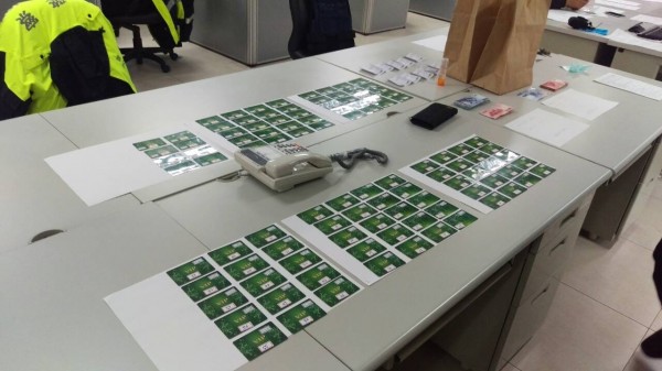 警方在2人的身上及包包內共起出103張偽造的銀聯卡、存簿以及現金6萬多元（記者姜翔翻攝）