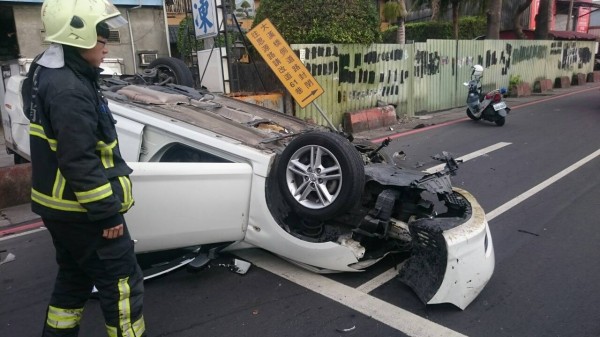 車輛失控翻覆大馬路上。附註：照片來源為新北市消防局。（記者曾健銘翻攝）（記者曾健銘攝）