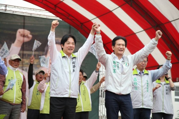 民進黨南市第四選區立委候選人林俊憲對南區灣裡鄉親喊話要讓小英得票率拿到8成。（圖由林俊憲總部提供）