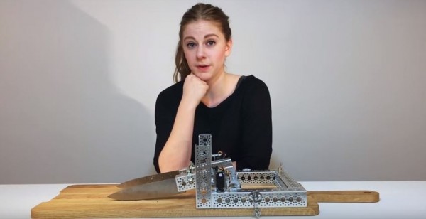 瑞典正妹發明家西蒙娜（Simone Giertz）設計了一款「自動切菜機」。（圖擷取自YouTube）