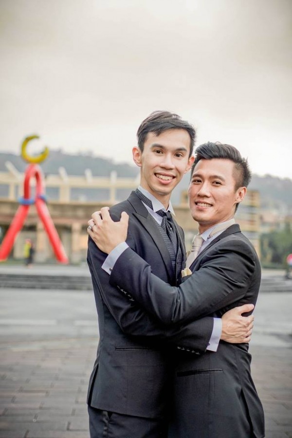 男同志楊志翔（左）在臉書po上和愛侶的幸福合照。（圖片取自楊志翔臉書）