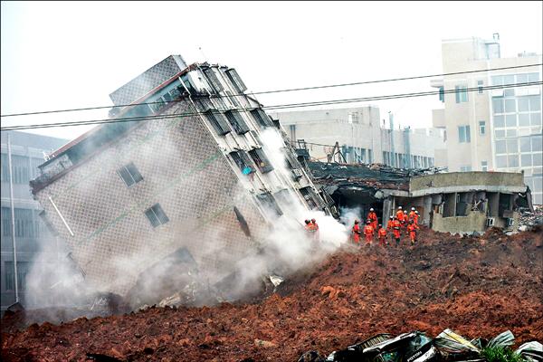 中國廣東省深圳市西北部光明新區，二十日中午發生嚴重土崩意外，波及附近三個工業園區，造成五十九人失蹤。當局出動逾兩千人進行搜救。（法新社）