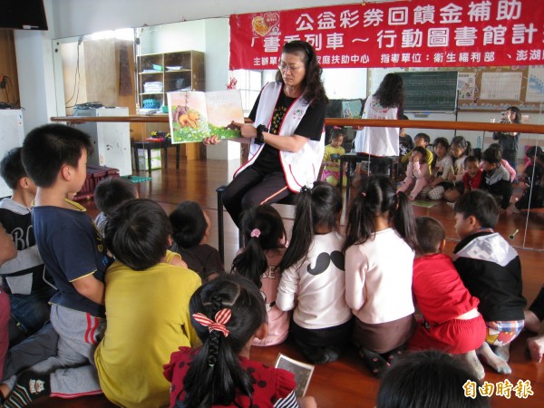 故事媽媽隨行動圖書館移動，為偏鄉學童導讀分享心得。（記者劉禹慶攝）