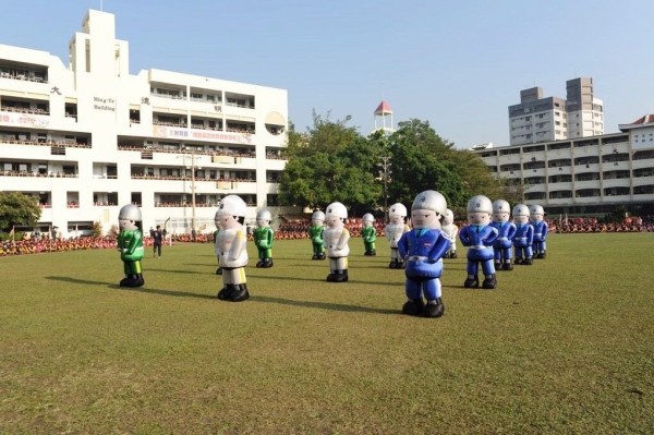 三軍儀隊充氣娃娃爆笑演出吸睛，成功宣傳。（圖：中山工商提供）