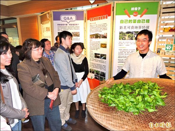 農業局昨天在綠色生活館舉辦五感體驗活動，青年茶農陳易泰教導民眾揉茶、品茶，分享製茶經驗。（記者賴筱桐攝）