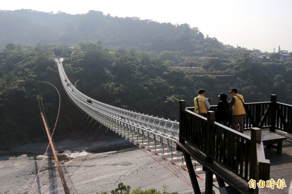 屏東山川琉璃吊橋26日才開放，已吸引許多民眾慕名前來，不過日前議員試走卻引發遊客不滿。圖為縣府人員19日前往吊橋勘驗周邊相關設施。（資料照，記者邱芷柔攝）