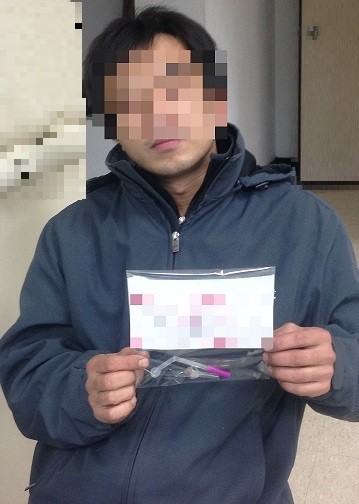 范男被帶至警局後被妻子飆罵。（記者吳柏岳翻攝）