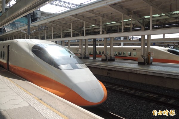 台灣高鐵決定在部分旅客預購車票踴躍的尖峰時段，再加開4班次列車。（資料照，記者蔡清華攝）