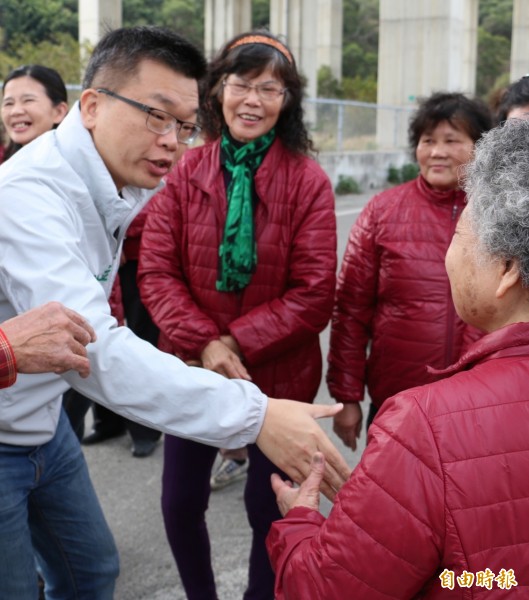 蔡其昌（左）向民眾拜票。（記者張軒哲攝）