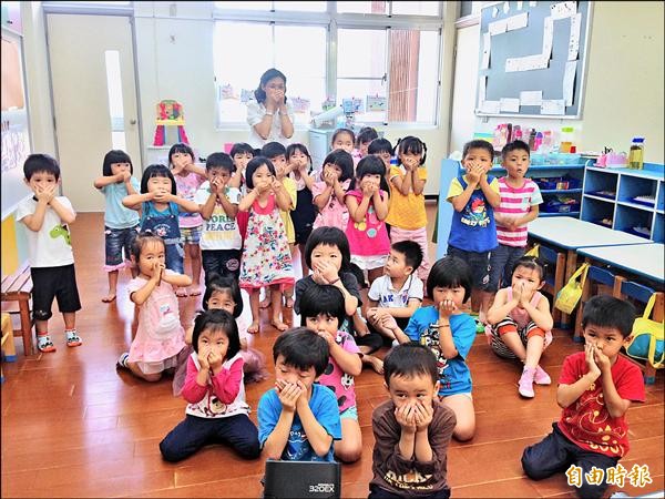 嘉義市去年空污全國居冠，市府環保局到幼稚園、國小宣導依空氣品質戴口罩、關迎風面窗戶、開空氣清淨機等因應。（記者王善嬿攝）