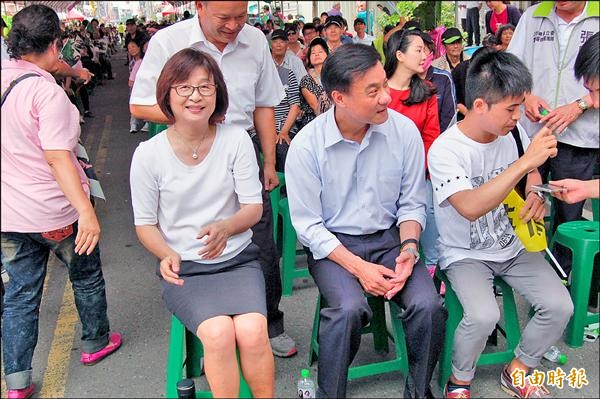 許多粉絲認為若蘇治芬（坐者左一）明年初立委選戰若能勝出，將成為雲林政壇教母。（記者陳燦坤攝）