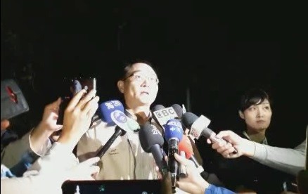 台東縣警局公關主任說明林嫌與前女友正在對談。（畫面擷自影片）